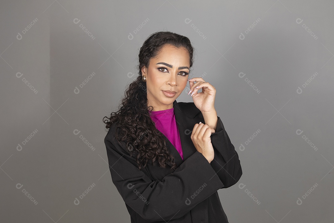 Linda mulher jovem morena cabelo cacheado sobre fundo isolado