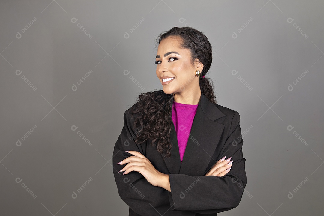 Linda mulher jovem morena cabelo cacheado sobre fundo isolado