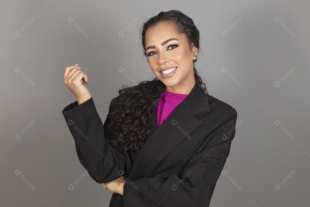 Linda mulher jovem morena cabelo cacheado sobre fundo isolado