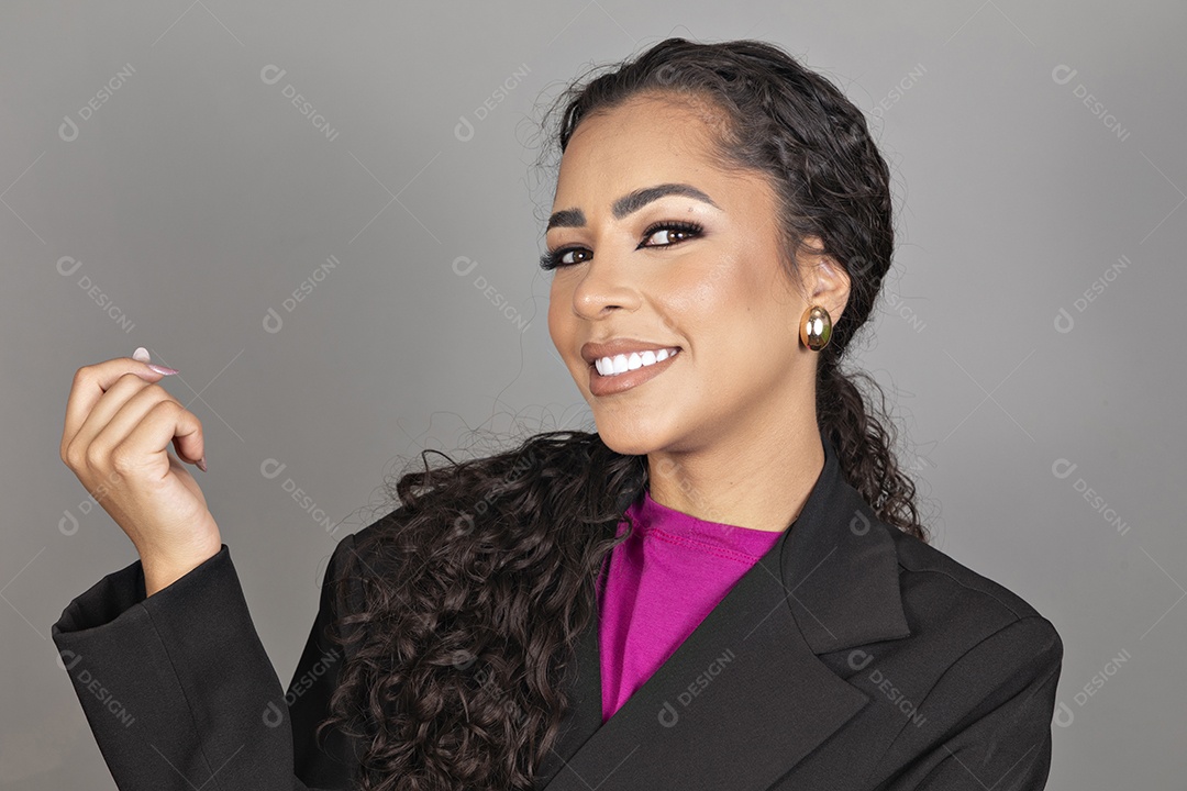 Linda mulher jovem morena cabelo cacheado sobre fundo isolado