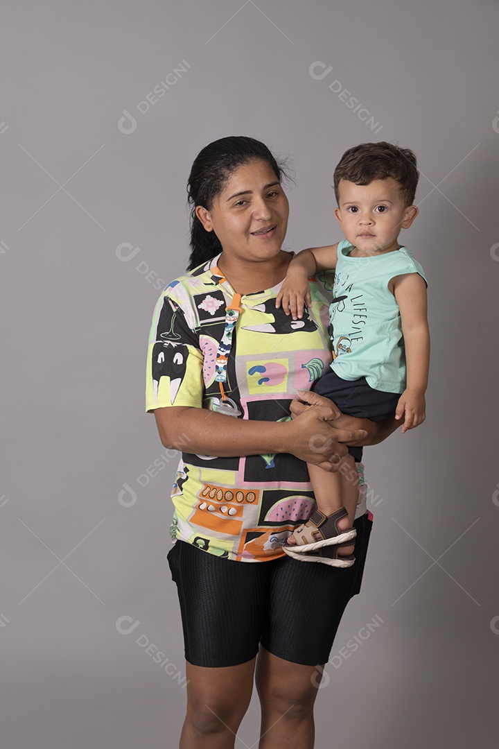 Linda mãe ao lado de seu filho sorridente fundo isolado