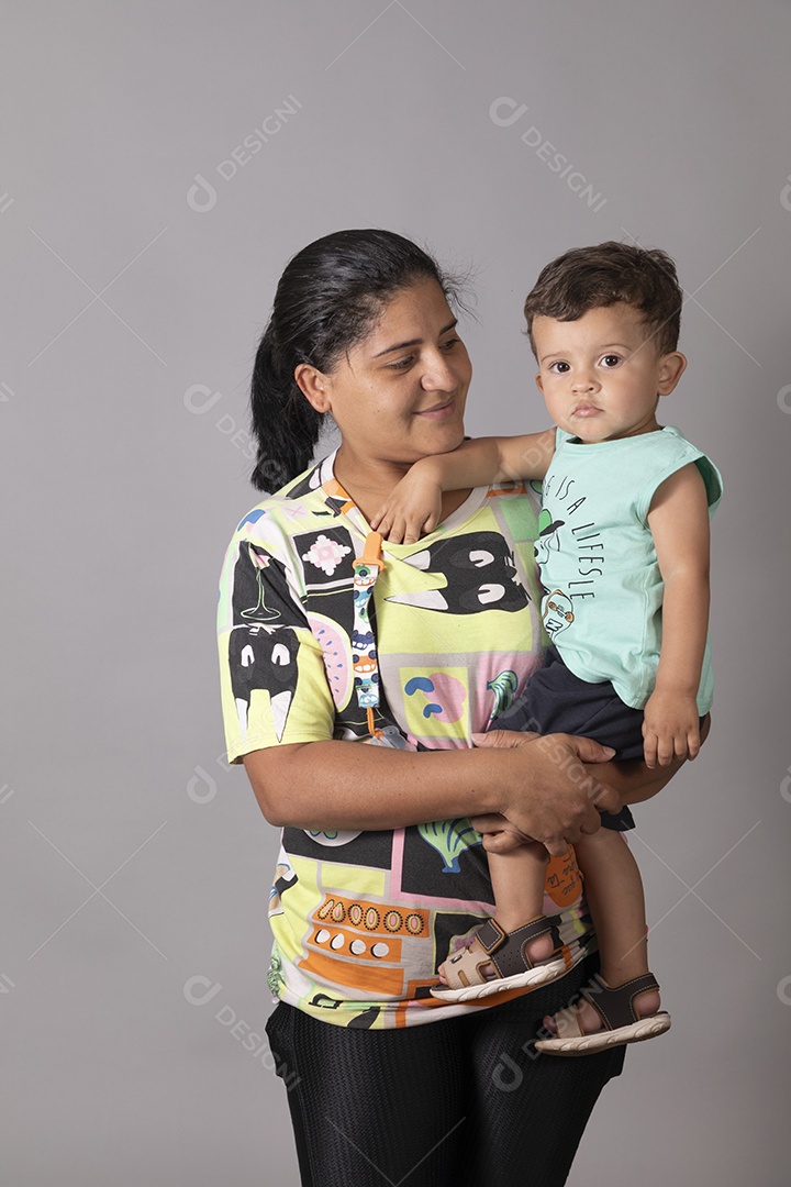 Linda mãe ao lado de seu filho sorridente fundo isolado