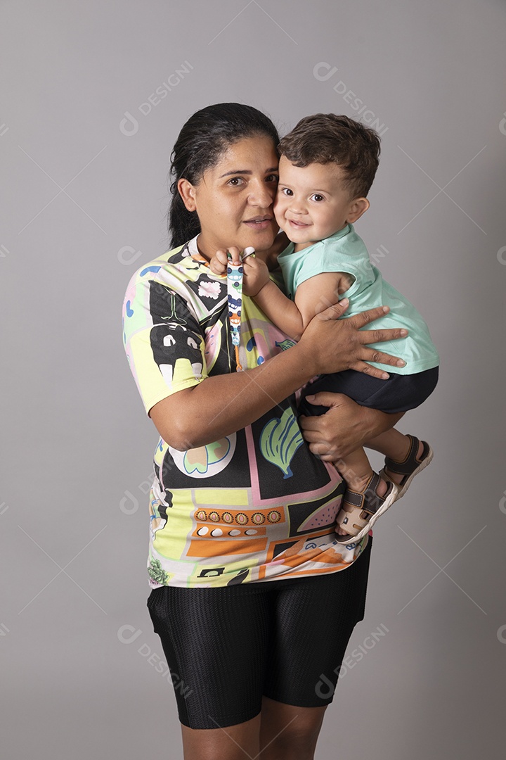 Linda mãe ao lado de seu filho sorridente fundo isolado