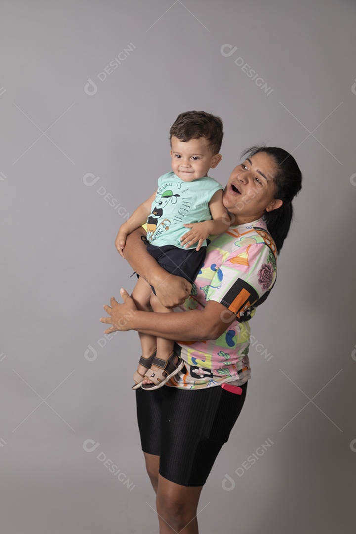 Linda mãe ao lado de seu filho sorridente fundo isolado