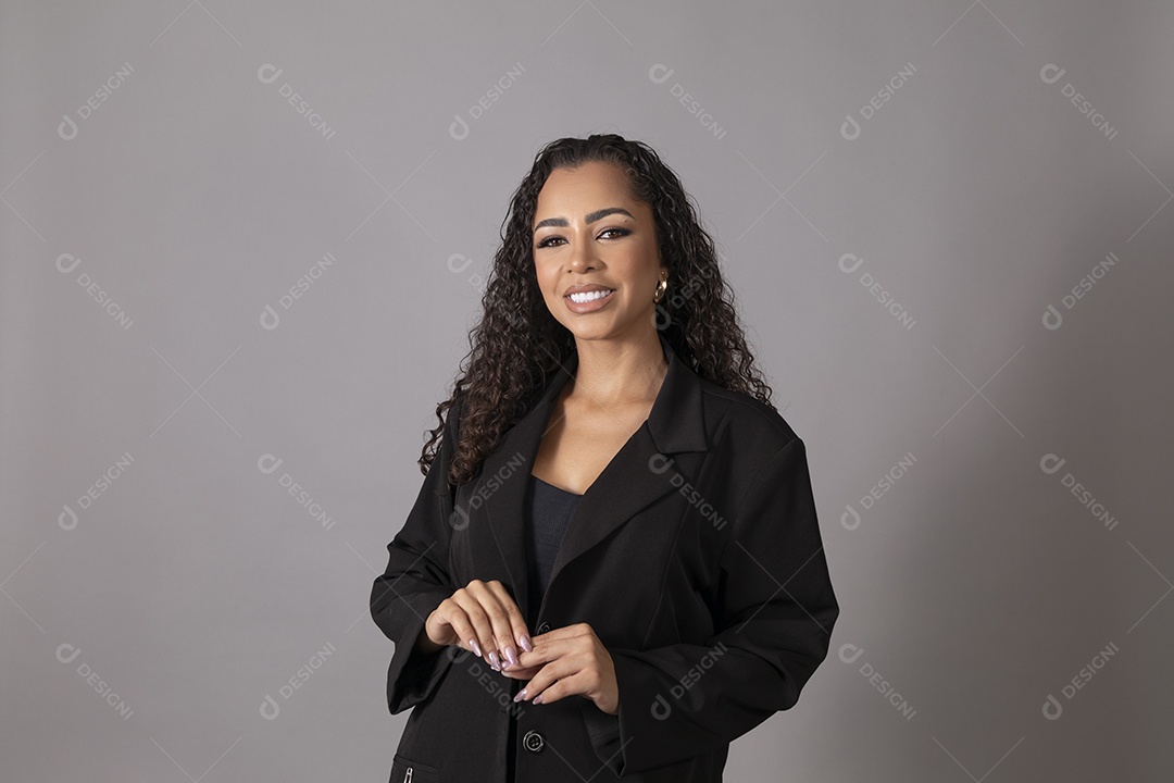 Linda mulher jovem morena cabelo cacheado sobre fundo isolado