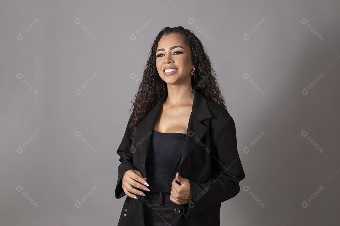 Linda mulher jovem morena cabelo cacheado sobre fundo isolado