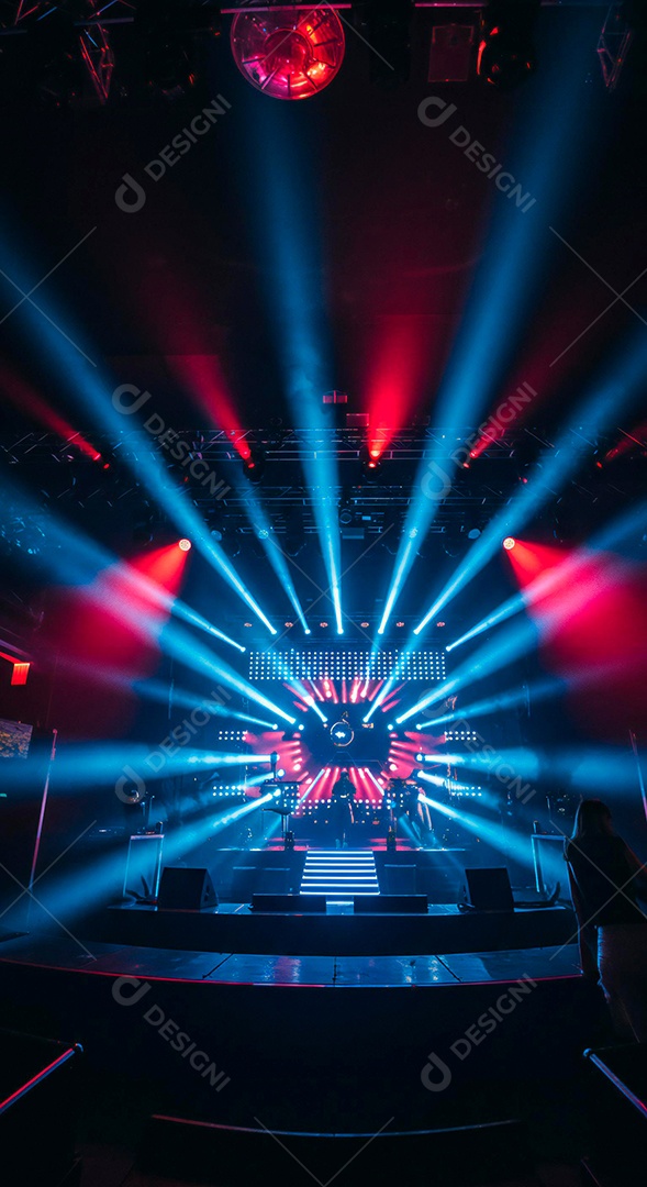 Cenário de Palco iluminado com luzes e fumaça