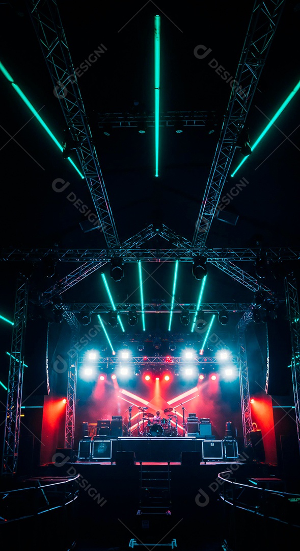 Cenário de Palco iluminado com luzes e fumaça