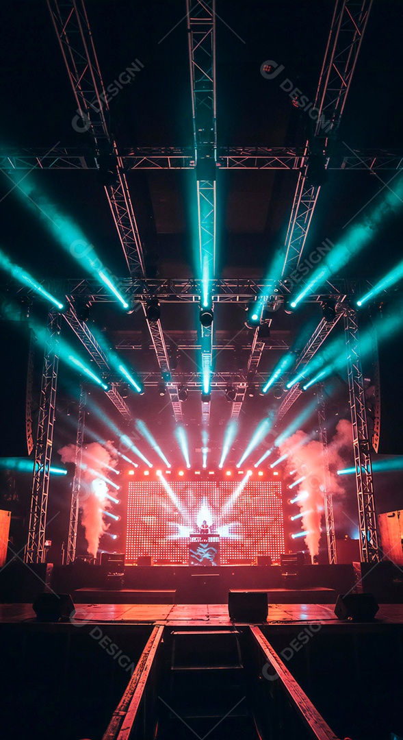 Cenário de Palco iluminado com luzes e fumaça