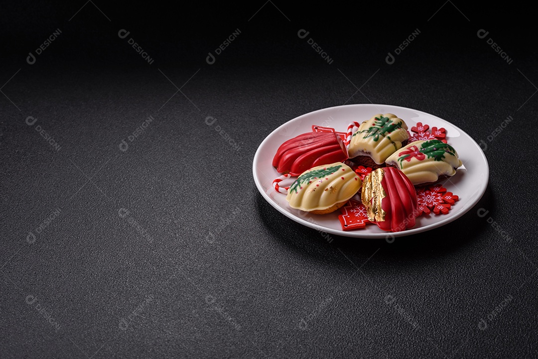 A imagem mostra madeleines doces cobertas com chocolate. As madeleines são pequenos bolos em forma de concha