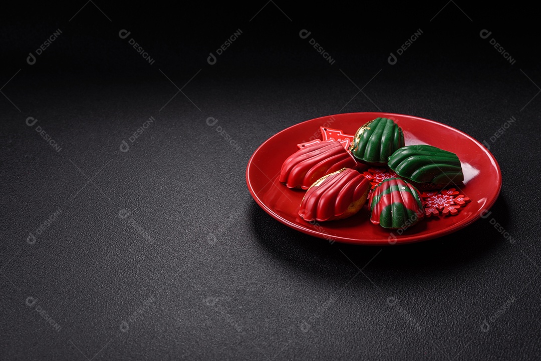 A imagem mostra madeleines doces cobertas com chocolate. As madeleines são pequenos bolos em forma de concha
