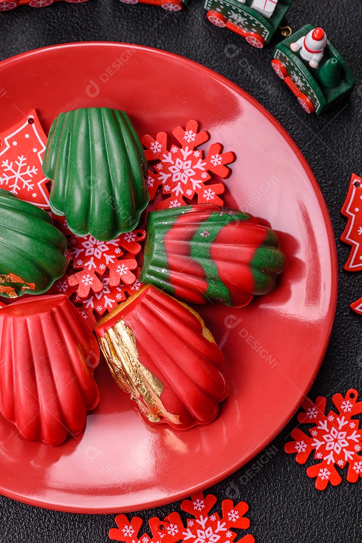 A imagem mostra madeleines, que são pequenos bolos franceses em forma de concha