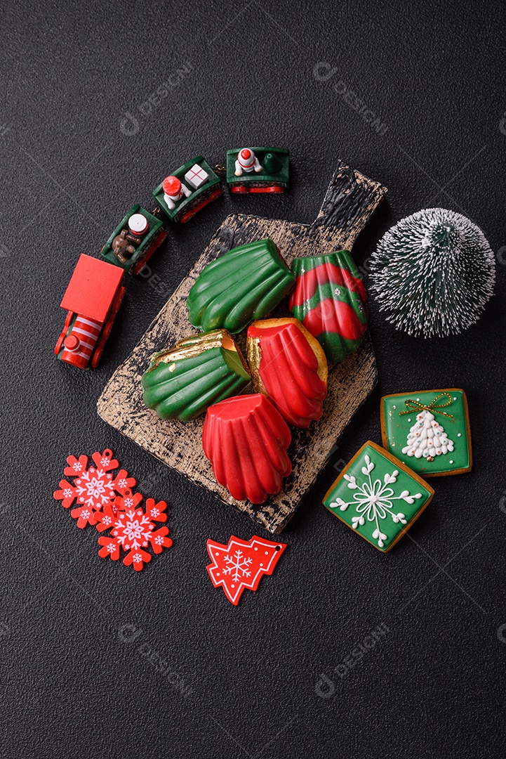 A imagem mostra madeleines, que são pequenos bolos franceses em forma de concha