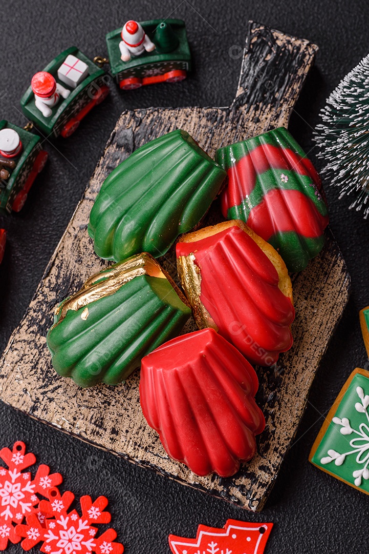 A imagem mostra madeleines, que são pequenos bolos ou biscoitos franceses em formato de concha