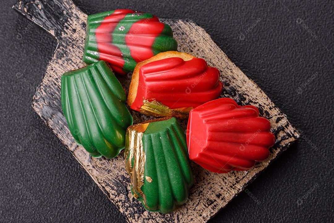 A imagem mostra madeleines, que são pequenos bolos ou biscoitos franceses em formato de concha