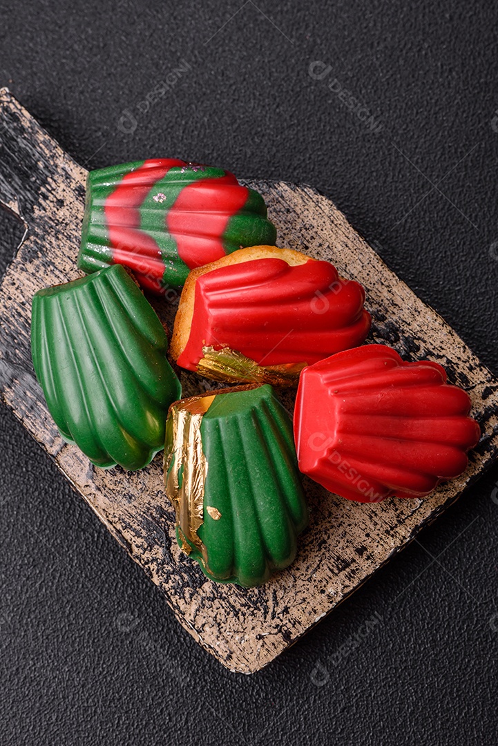 A imagem mostra madeleines, que são pequenos bolos ou biscoitos franceses em formato de concha