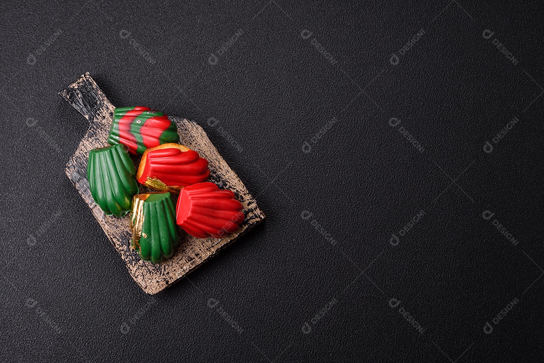 A imagem mostra madeleines, que são pequenos bolos ou biscoitos franceses em formato de concha