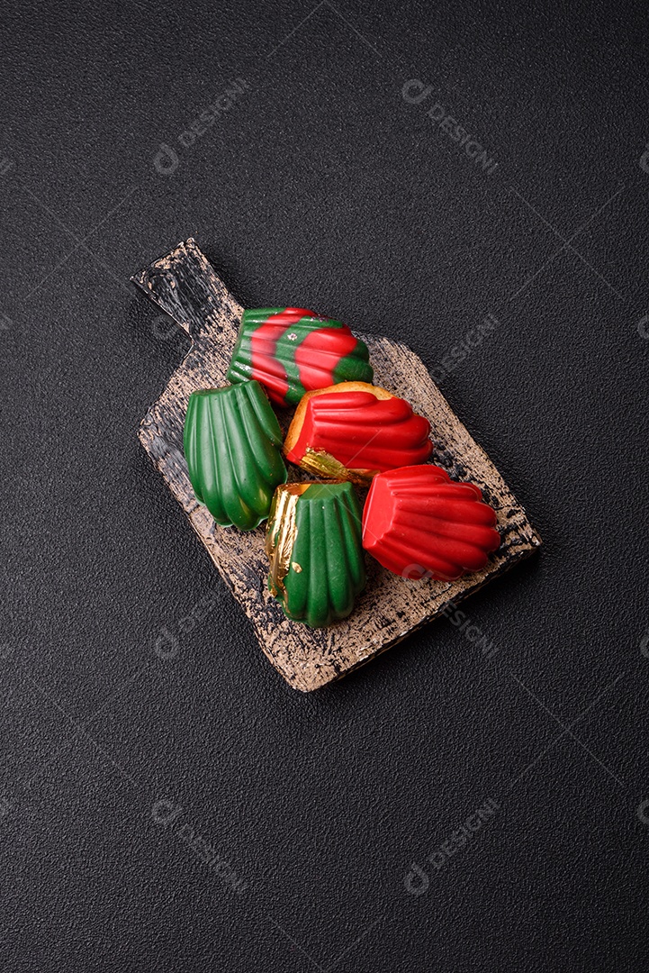 A imagem mostra madeleines, que são pequenos bolos ou biscoitos franceses em formato de concha