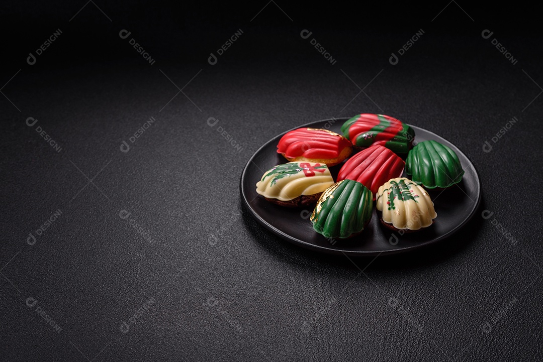 A imagem mostra madeleines doces cobertas com chocolate. As madeleines são pequenos bolos em forma de concha
