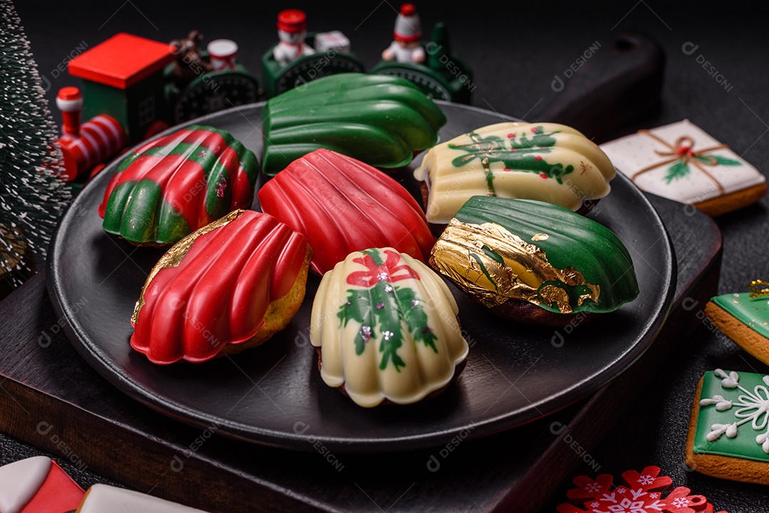 A imagem mostra madeleines doces cobertas com chocolate. As madeleines são pequenos bolos em forma de concha