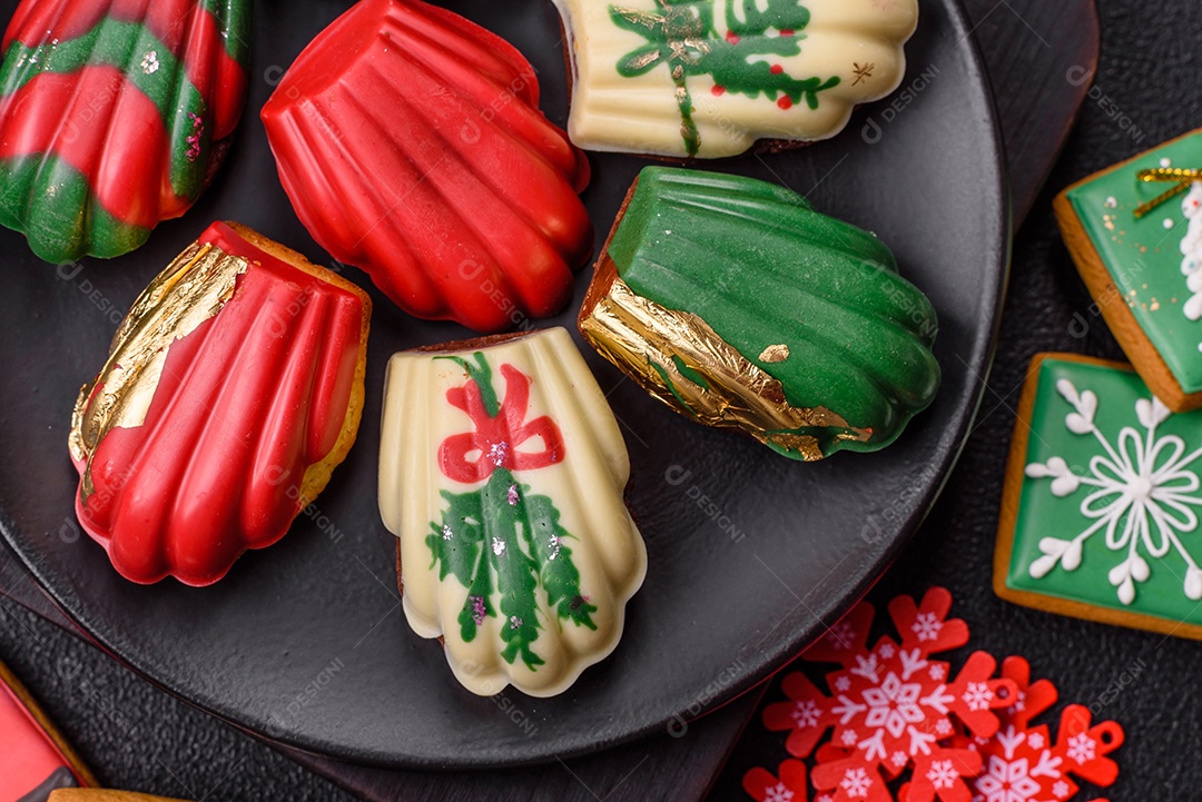 A imagem mostra madeleines, que são pequenos bolos tradicionais da culinária francesa