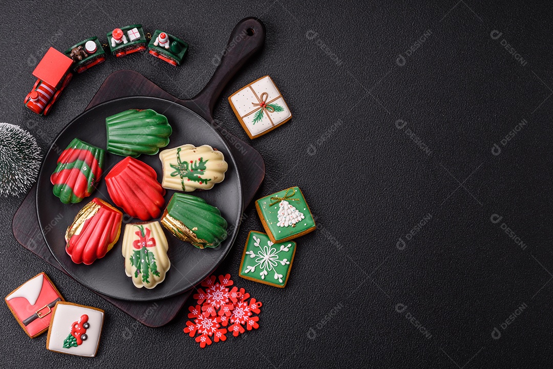 A imagem mostra uma caixa de madeira com biscoitos decorados com temas natalinos