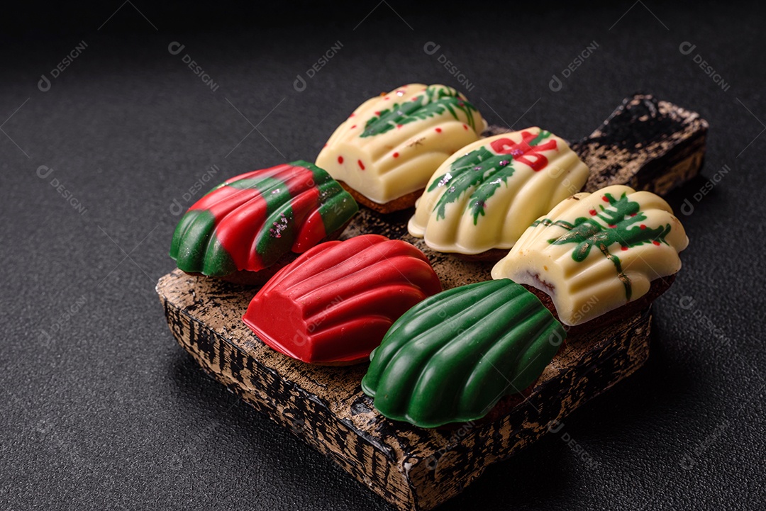 A imagem mostra madeleines, que são pequenos bolos tradicionais da culinária francesa