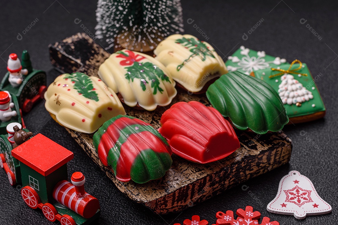 A imagem mostra madeleines, que são pequenos bolos tradicionais da culinária francesa