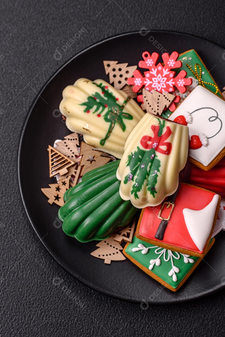 A imagem mostra biscoitos de gengibre decorados, tipicamente associados à época natalina. Esses biscoitos