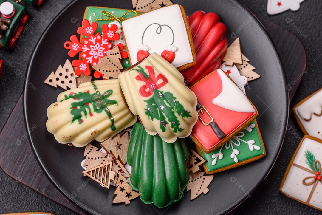A imagem mostra biscoitos de gengibre decorados, tipicamente associados à época natalina. Esses biscoitos