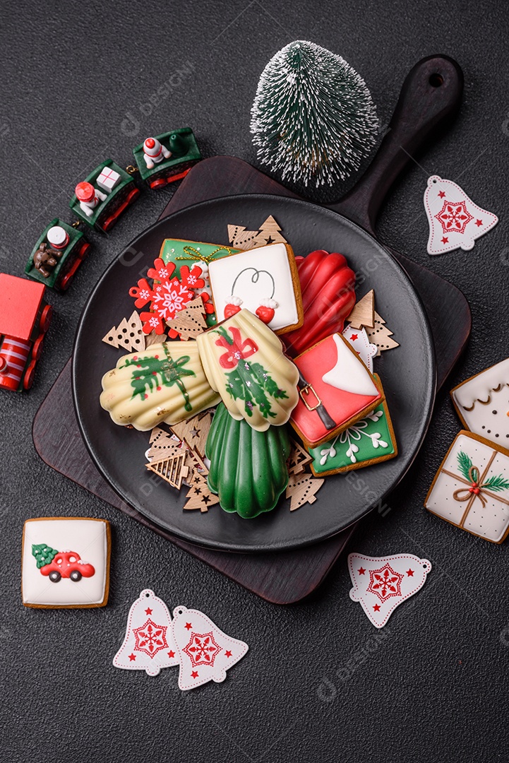 A imagem mostra biscoitos de gengibre decorados, tipicamente associados à época natalina. Esses biscoitos