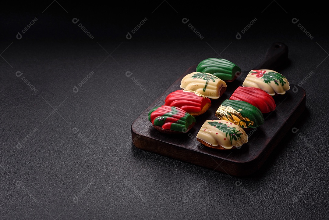 A imagem mostra biscoitos de gengibre decorados, tipicamente associados à época natalina. Esses biscoitos