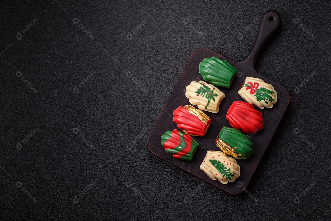 A imagem mostra madeleines, que são pequenos bolos tradicionais da culinária francesa