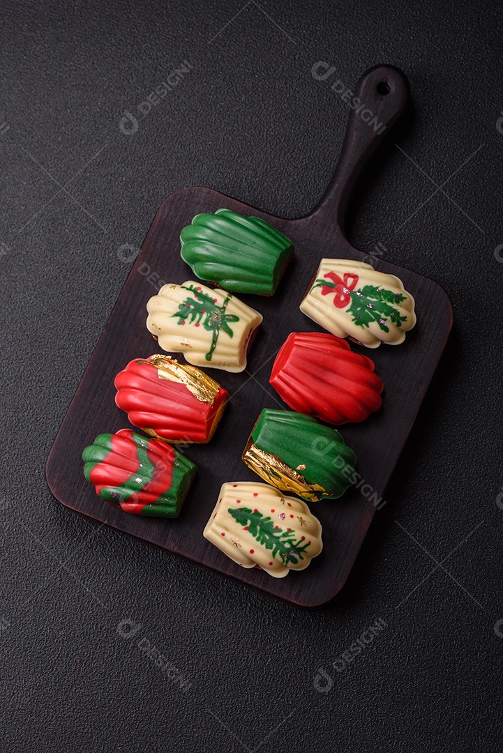 A imagem mostra madeleines, que são pequenos bolos tradicionais da culinária francesa