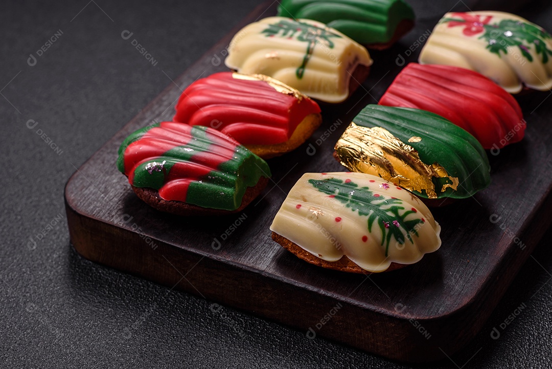 A imagem mostra biscoitos de gengibre decorados, tipicamente associados à época natalina. Esses biscoitos