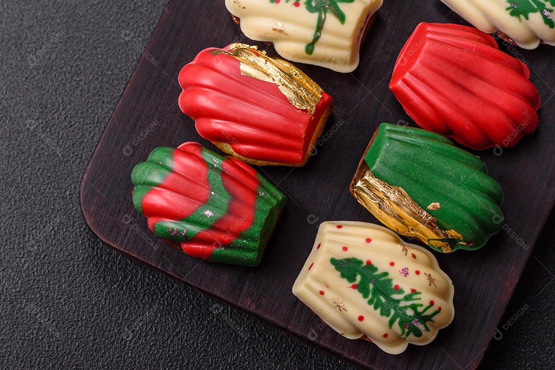 A imagem mostra madeleines, que são pequenos bolos tradicionais da culinária francesa