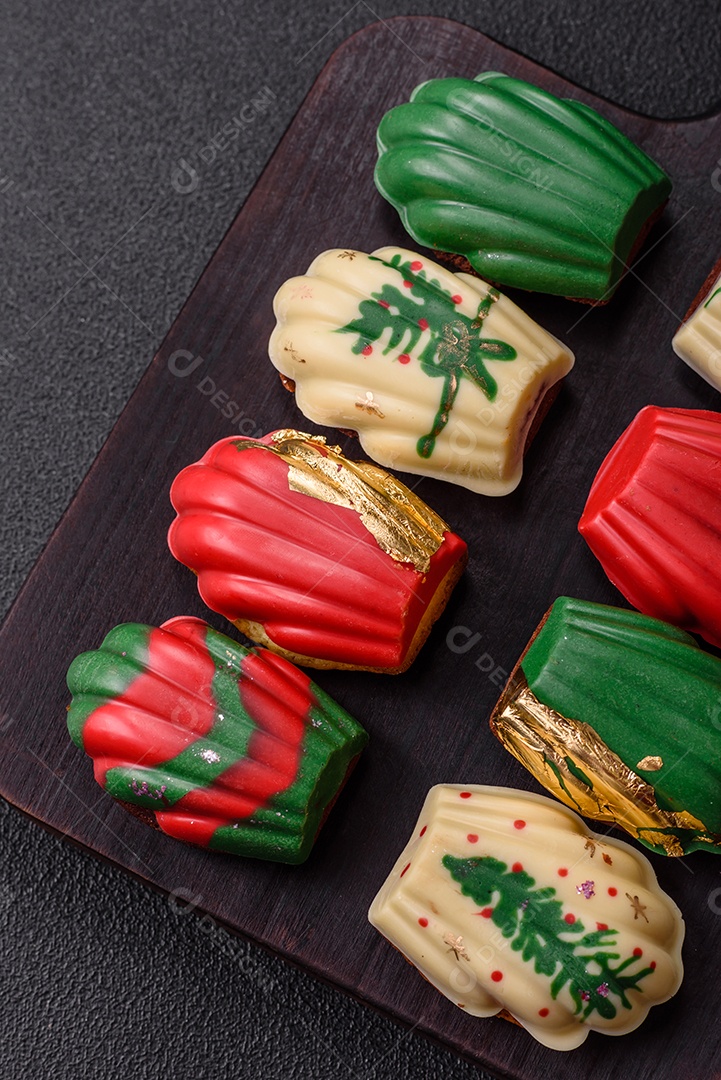 A imagem mostra biscoitos de gengibre decorados, tipicamente associados à época natalina. Esses biscoitos