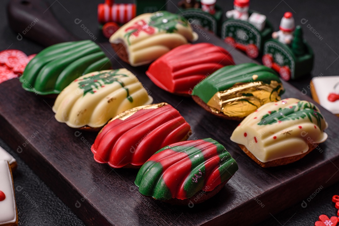 A imagem mostra biscoitos de gengibre decorados, tipicamente associados à época natalina. Esses biscoitos