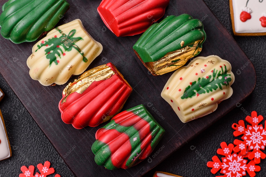 A imagem mostra biscoitos de gengibre decorados, tipicamente associados à época natalina. Esses biscoitos