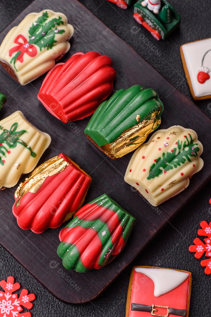 A imagem mostra madeleines, que são pequenos bolos tradicionais da culinária francesa