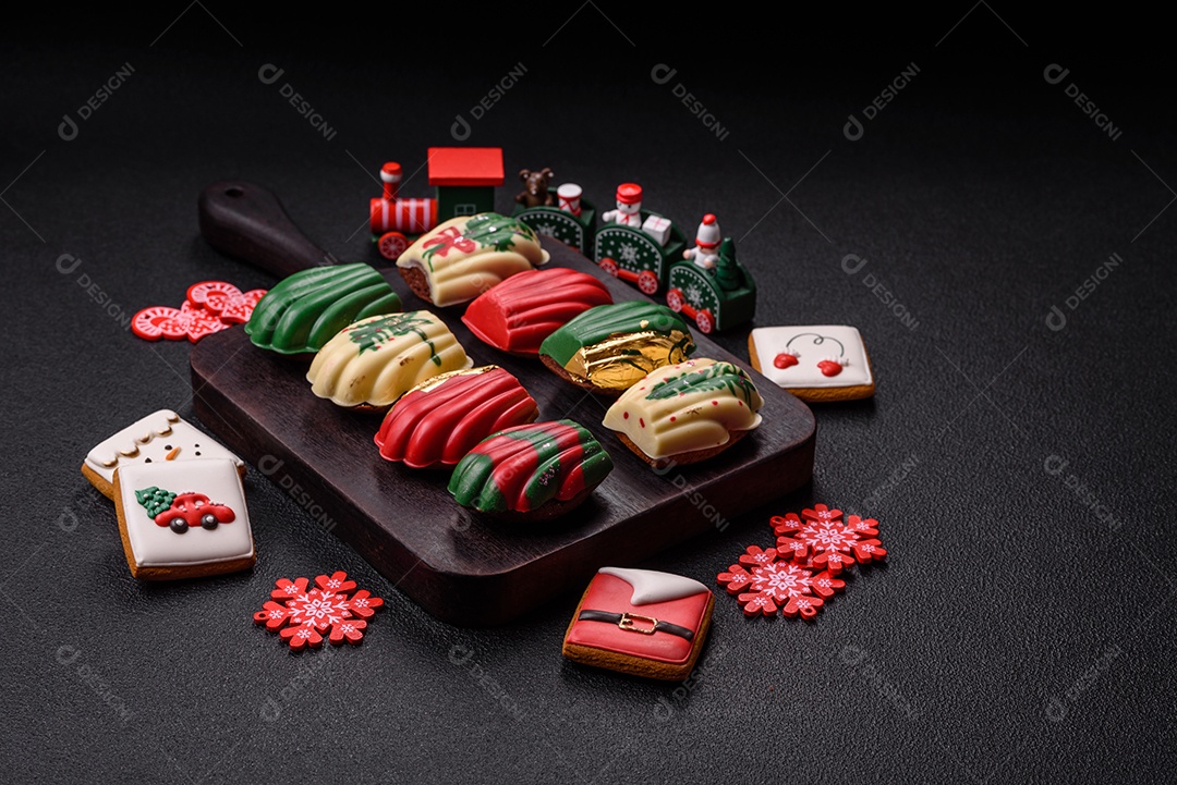A imagem mostra biscoitos de gengibre decorados, tipicamente associados à época natalina. Esses biscoitos