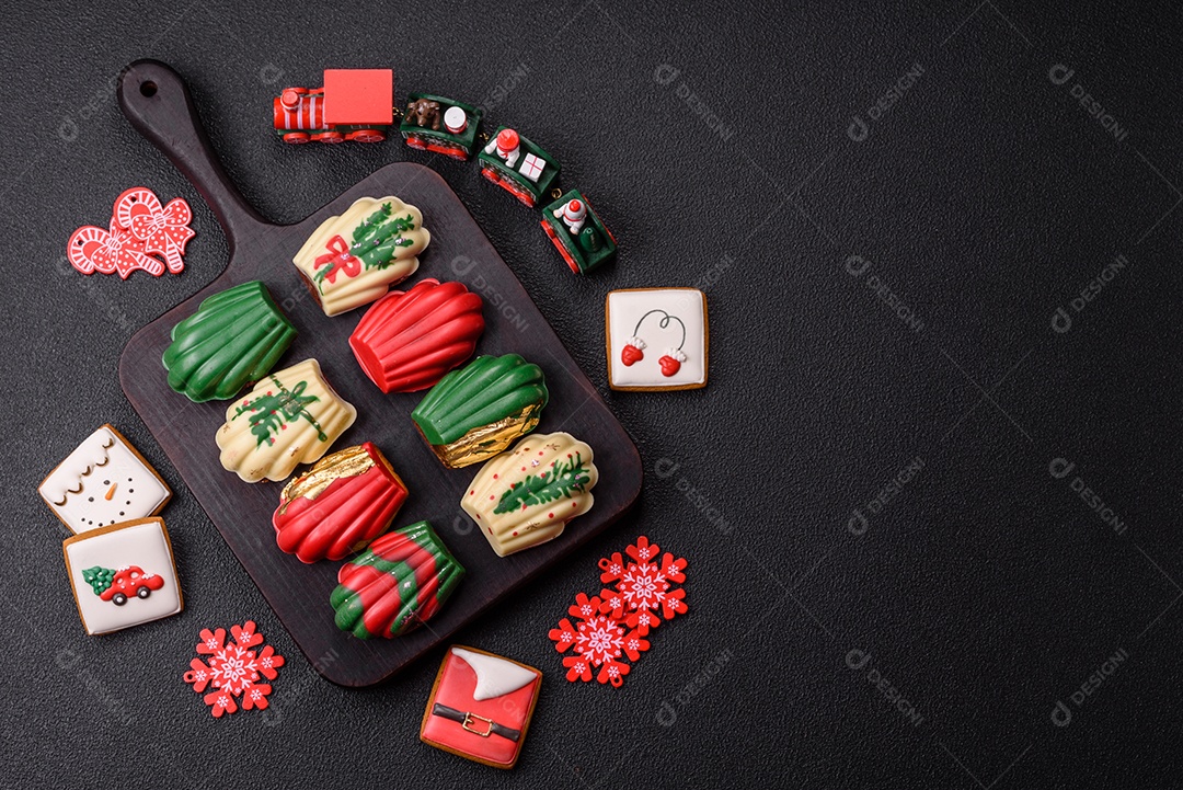 A imagem mostra biscoitos de gengibre decorados, tipicamente associados à época natalina. Esses biscoitos