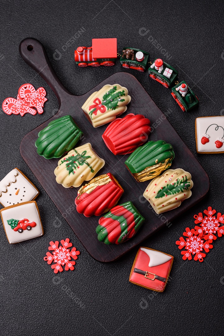 A imagem mostra biscoitos de gengibre decorados, tipicamente associados à época natalina. Esses biscoitos