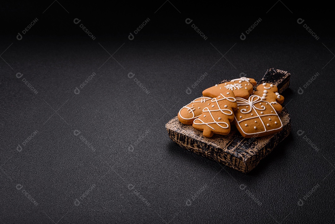 A imagem mostra biscoitos de gengibre decorados, tipicamente associados à época natalina. Esses biscoitos