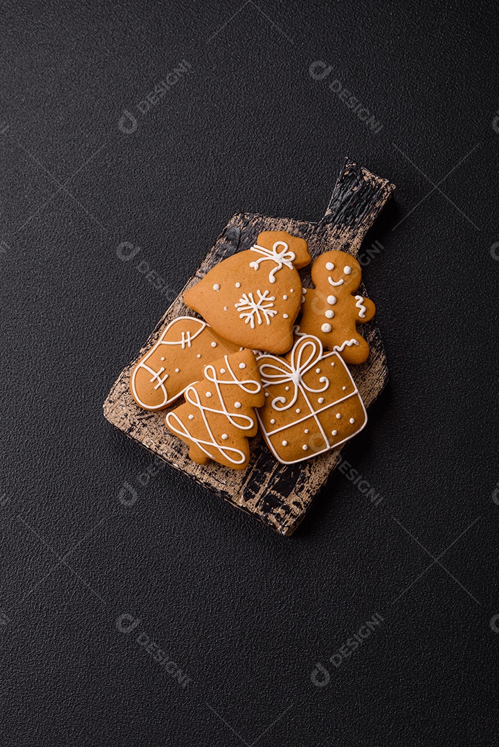 A imagem mostra biscoitos de gengibre decorados, tipicamente associados à época natalina. Esses biscoitos