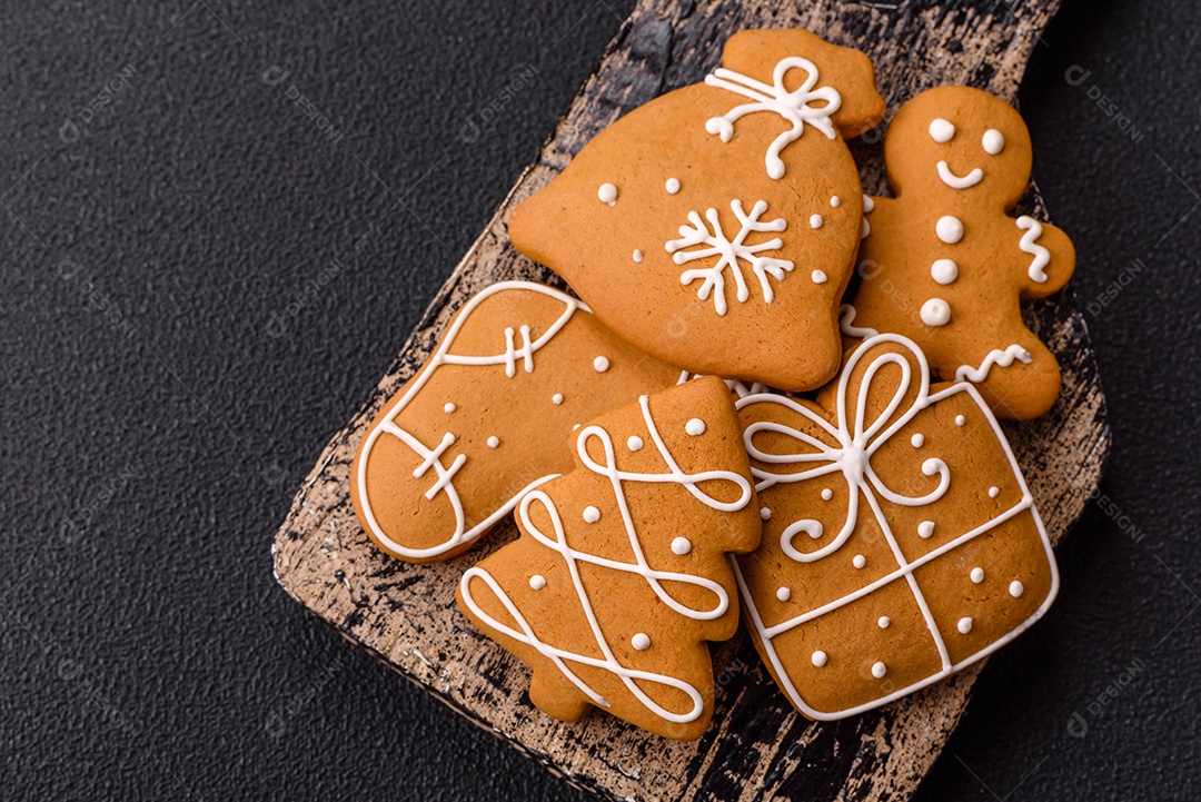 A imagem mostra biscoitos de gengibre decorados, tipicamente associados à época natalina. Esses biscoitos