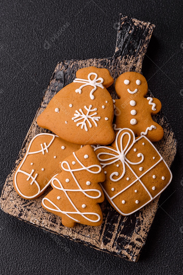 A imagem mostra biscoitos decorados e um doce em forma de concha