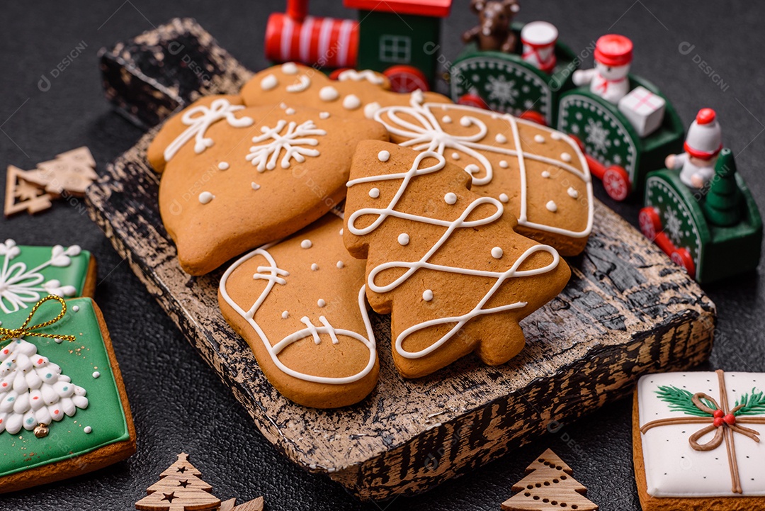 A imagem mostra biscoitos decorados e um doce em forma de concha