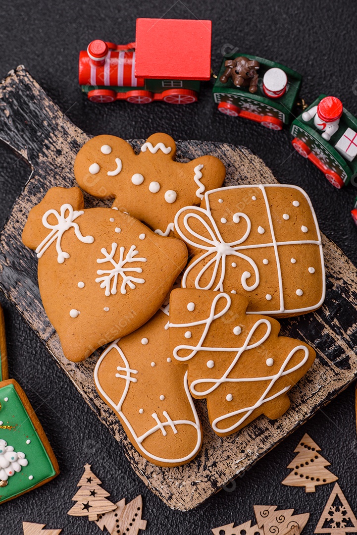 A imagem mostra biscoitos decorados e um doce em forma de concha