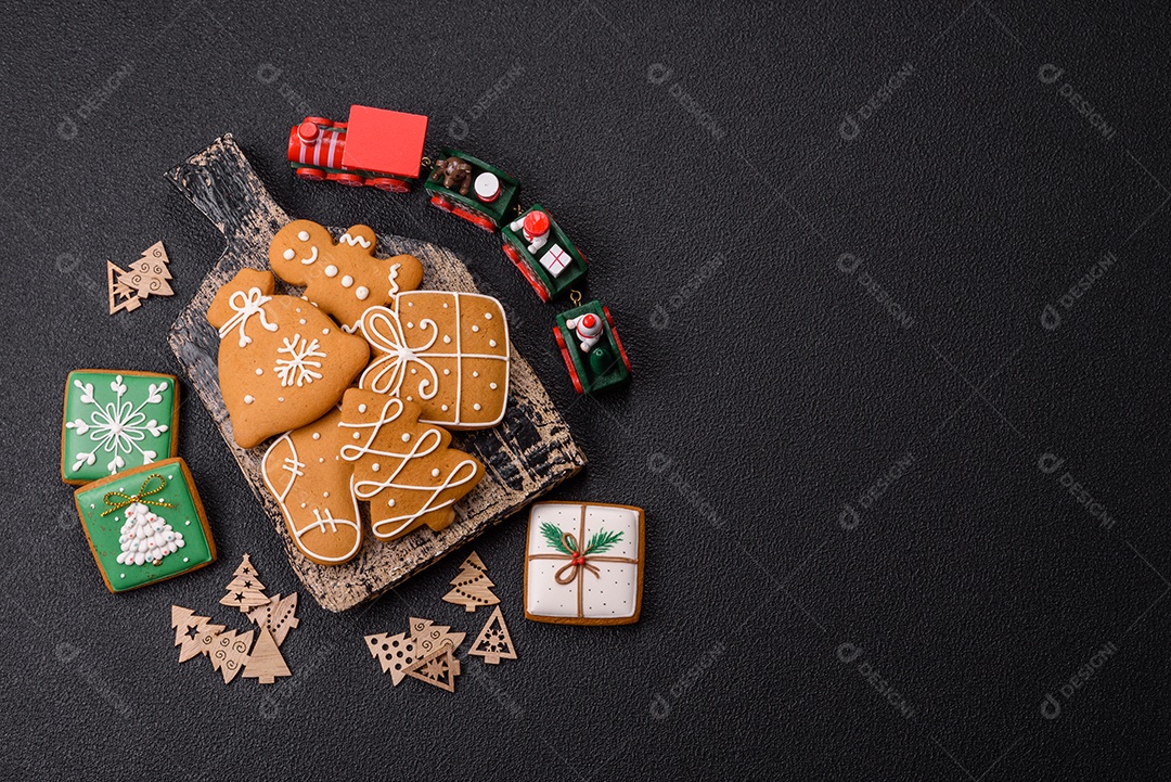 A imagem mostra biscoitos decorados e um doce em forma de concha